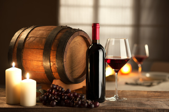 Обои картинки фото еда, напитки,  вино, бутылка, виноград, свечи, вино, бокал, красное, бочонок