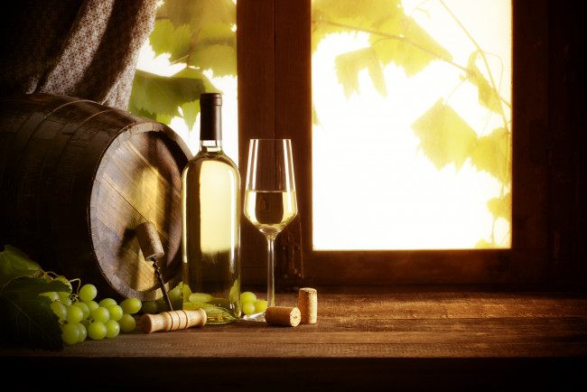 Обои картинки фото еда, напитки,  вино, пробки, штопор, белое, вино, бокал, бутылка, лоза, окно, виноград, бочонок