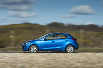 Картинка автомобили mazda синий 2015г uk-spec mazda2