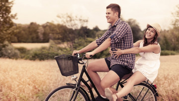 Картинка разное мужчина+женщина прогулка лето велосипед