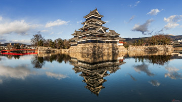 Картинка города замки+Японии замок на воде Япония мацумото