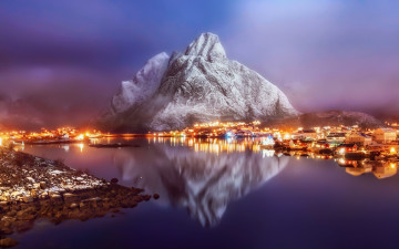обоя города, - огни ночного города, норвегия, скалы, поселок, огни, вечер, городок, дымка, утро, свет, горы, отражения, туман, зима, фьорд
