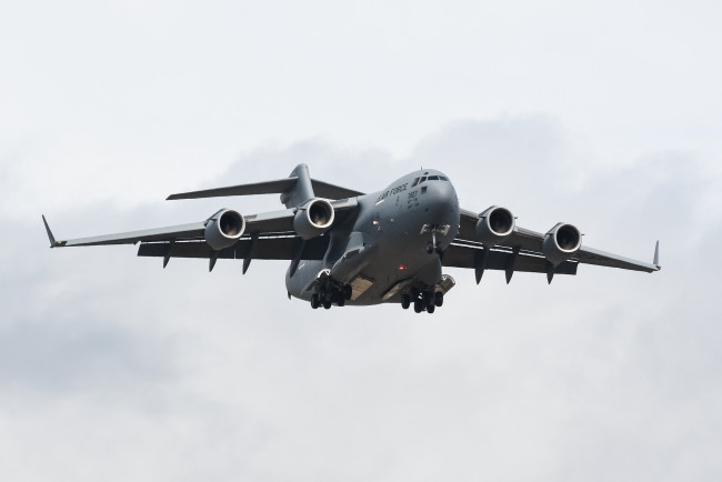 Обои картинки фото boeing c-17 