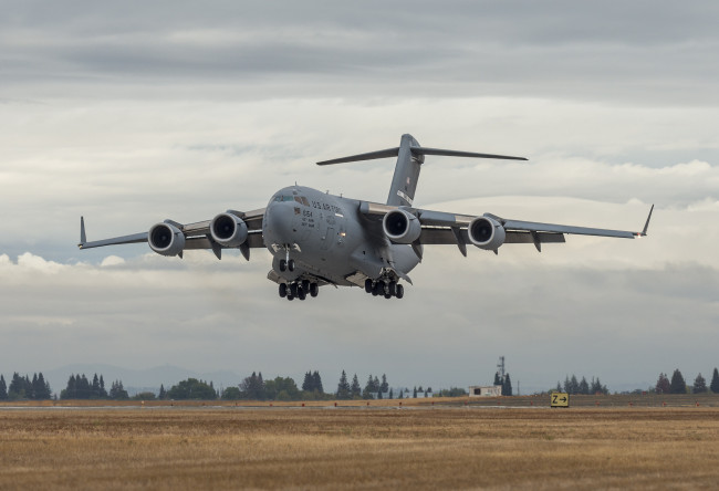 Обои картинки фото boeing c17 globemaster, авиация, военно-транспортные самолёты, войсковой, транспорт