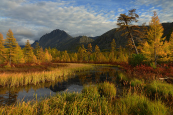 Картинка природа реки озера берег река горы деревья облака трава небо лес осень