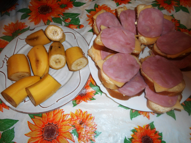 Обои картинки фото еда, бутерброды,  гамбургеры,  канапе, бананы, сыр, хлеб, колбаса