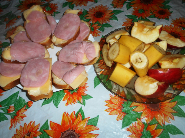 Обои картинки фото еда, бутерброды,  гамбургеры,  канапе, сыр, колбаса, хлеб, бананы, яблоки