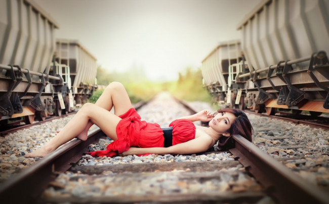 Обои картинки фото девушки, - азиатки, платье, пояс, рельсы, гравий, вагоны, железная, дорога, красное платье