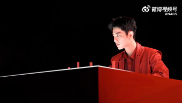 Картинка мужчины xiao+zhan актер пиджак стол помада