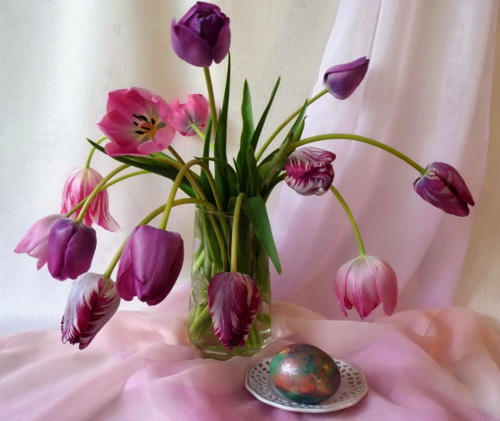 Обои картинки фото цветы, тюльпаны, яйцо, ваза