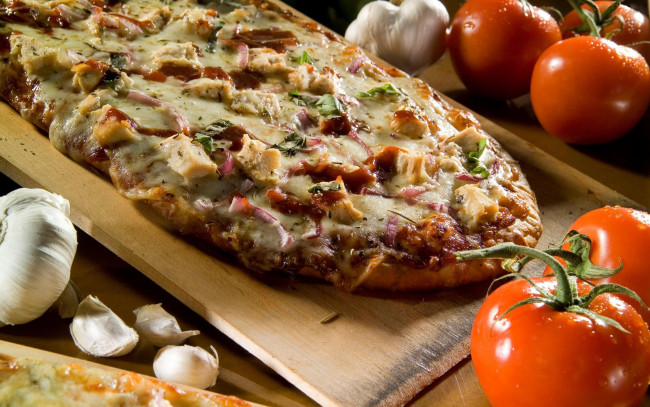 Обои картинки фото еда, пицца, чеснок, помидоры, томаты