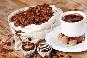 Картинка еда кофе +кофейные+зёрна стол мешочек кофейные зёрна чашка блюдце шоколад конфеты