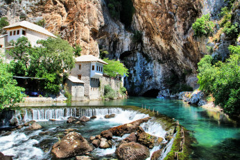 обоя деревня la roque gageac франция, города, - пейзажи, деревня, франция, река, скалы, деревья