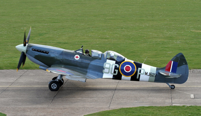 Обои картинки фото spitfire tr, авиация, боевые самолёты, аэродром, полоса, самолёт