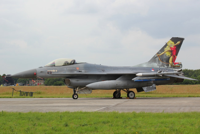 Обои картинки фото f-16am, авиация, боевые самолёты, раскраска, истребитель, аэродром