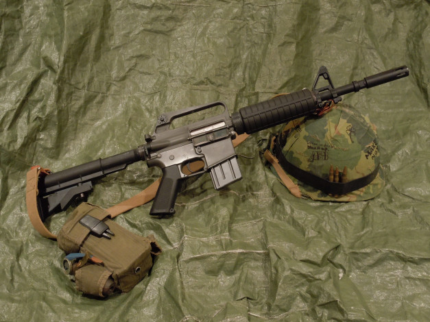 Обои картинки фото оружие, автоматы, винтовка, штурмовая, m16, каска