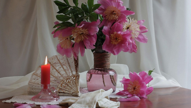 Обои картинки фото цветы, пионы, свеча, веер, перчатки, букет