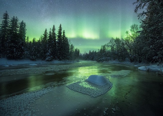 Обои картинки фото природа, северное сияние, ночь, небо, река, лес, снег, зима, северное, сияние