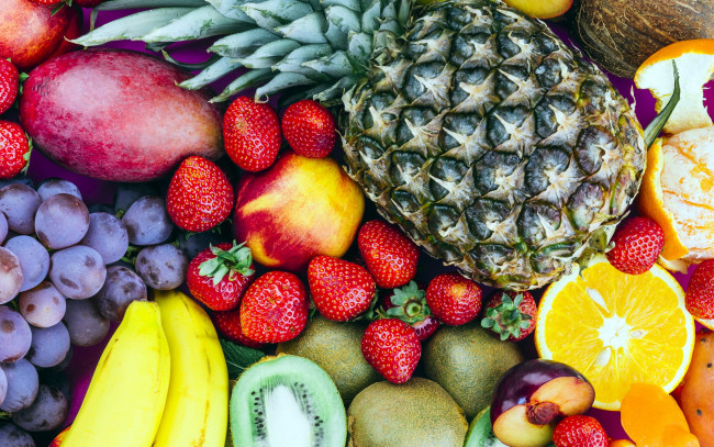 Обои картинки фото еда, фрукты,  ягоды, ананас, манго, клубника, виноград