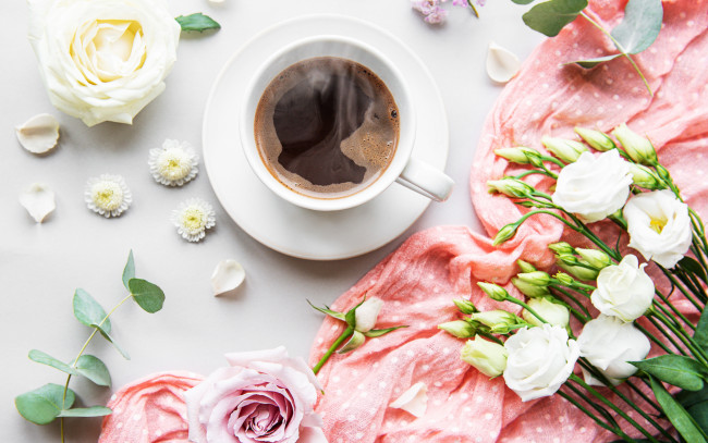 Обои картинки фото еда, кофе,  кофейные зёрна, цветы, чашка, косынка, эустома