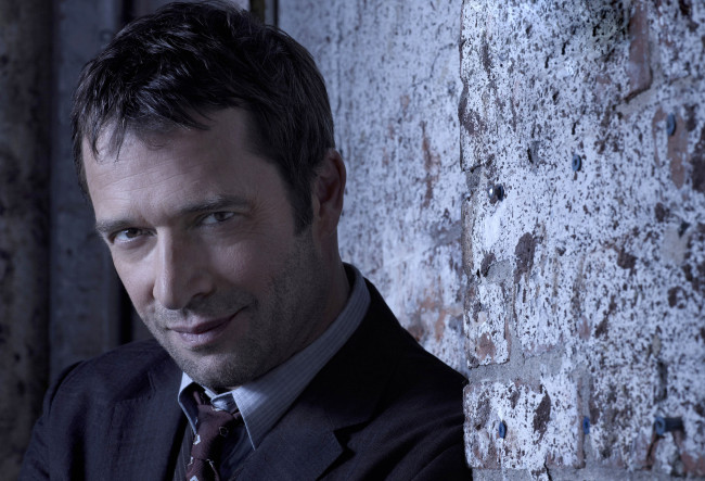 Обои картинки фото james purefoy, мужчины, лицо, улыбка, стена