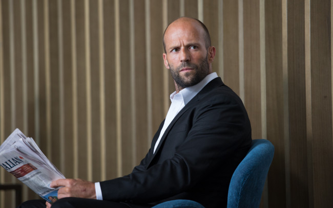 Обои картинки фото мужчины, jason statham, актер, газета, кресло, костюм