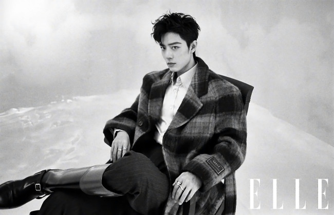 Обои картинки фото мужчины, xiao zhan, актер, пальто, сапоги, кресло