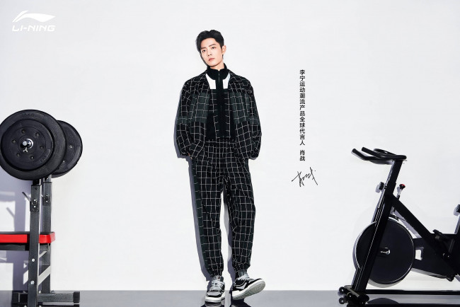 Обои картинки фото мужчины, xiao zhan, актер, костюм, тренажеры