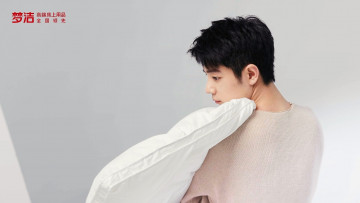 Картинка мужчины xiao+zhan актер свитер постель