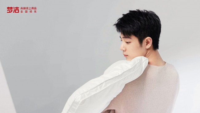 Обои картинки фото мужчины, xiao zhan, актер, свитер, постель