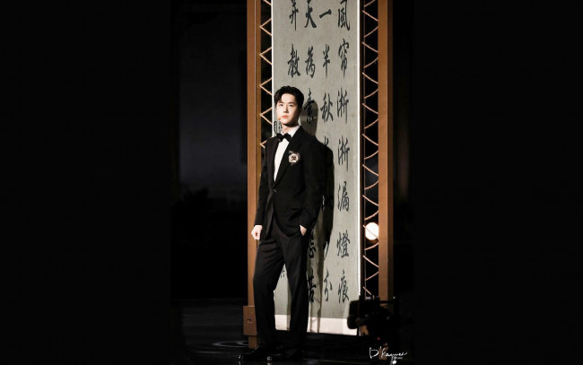 Обои картинки фото мужчины, wang yi bo, актер, костюм, панно
