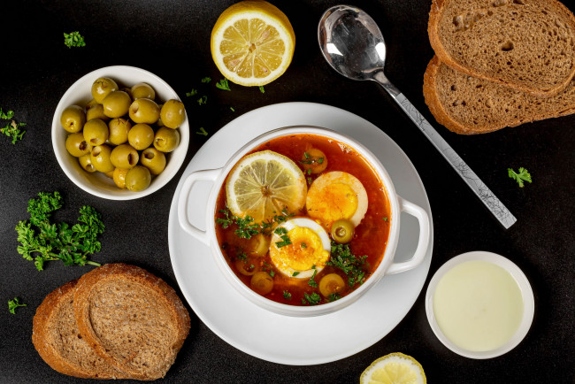 Обои картинки фото еда, первые блюда, хлеб, оливки, лимон, солянка