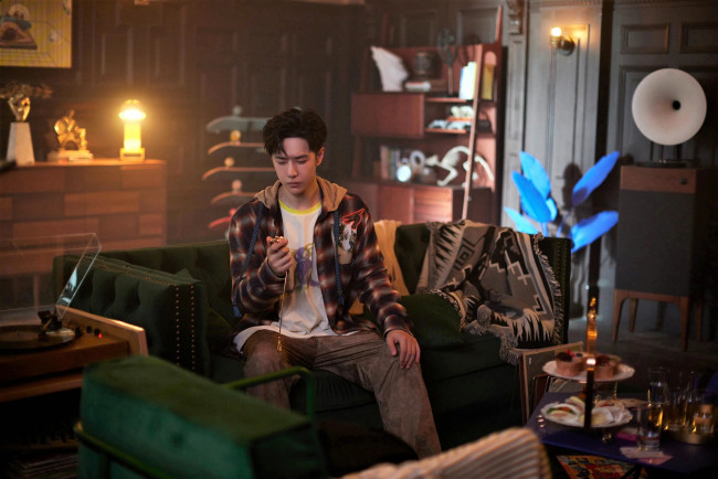 Обои картинки фото мужчины, wang yi bo, актер, куртка, диван, комната