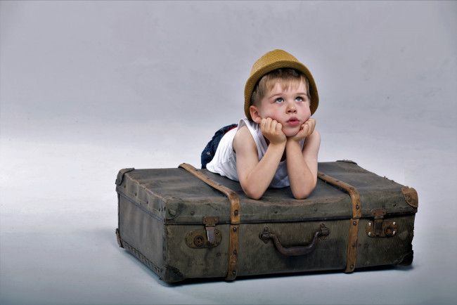 Обои картинки фото разное, дети, мальчик, шляпа, чемодан