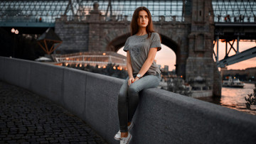 Картинка девушки -+брюнетки +шатенки шатенка футболка джинсы ограда мост