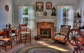 Картинка интерьер гостиная кресло-качалка портреты прялка камин
