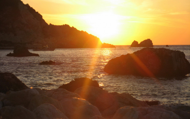 Обои картинки фото природа, восходы, закаты, море, скалы, лодка, солнце