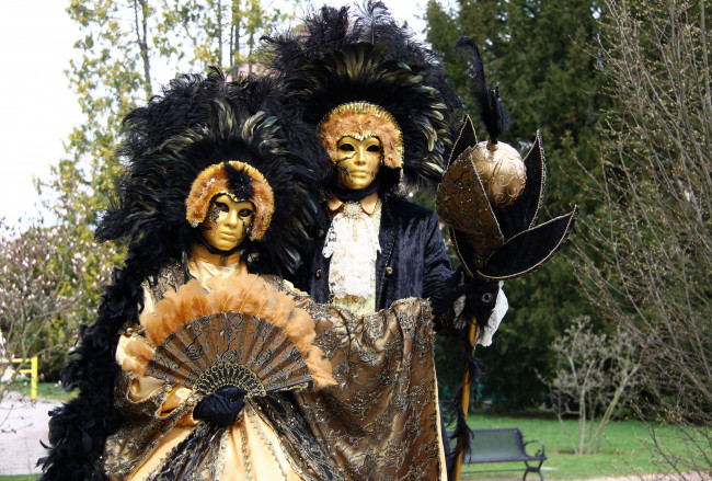 Обои картинки фото разное, маски, карнавальные, костюмы, карнавал, перья, посох
