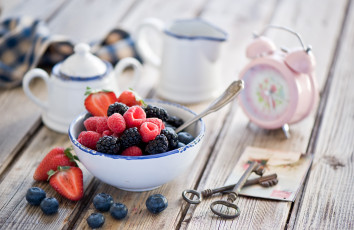 Картинка еда фрукты ягоды малина ежевика клубника голубика ключи будильник часы натюрморт