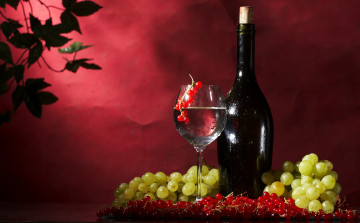 обоя еда, напитки, вино, красная, смородина, виноград, бокал, бутылка, ягоды