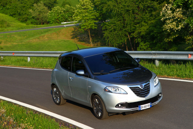 Обои картинки фото 2011 lancia ypsilon, автомобили, lancia, тюнинг, ypsilon, дорога