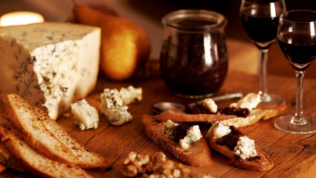 Обои картинки фото еда, разное, сыр, вино, орехи, хлеб