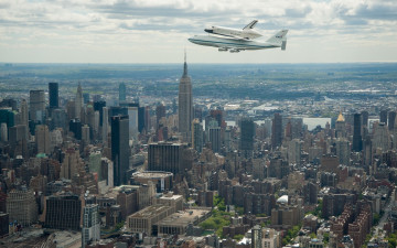 Картинка nasa +boeing+747 +нью-йорк авиация грузовые+самолёты небоскребы транспортировка шатл город нью-йорк boeing 747 космический челнок
