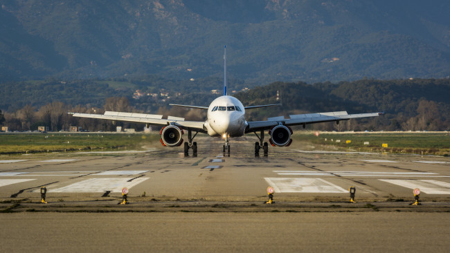 Обои картинки фото авиация, пассажирские самолёты, аэродром, лайнер, самолет, гражданская