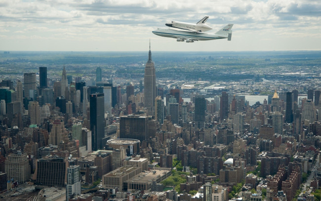 Обои картинки фото nasa,  boeing 747,  нью-йорк, авиация, грузовые самолёты, небоскребы, транспортировка, шатл, город, нью-йорк, boeing, 747, космический, челнок