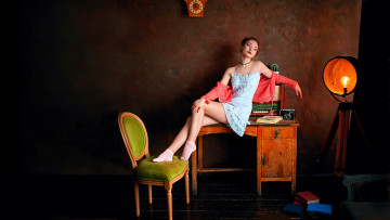Картинка девушки -unsort+ рыжеволосые+и+другие темный фон поза на столе