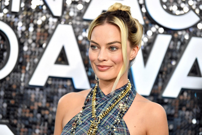 Обои картинки фото девушки, margot robbie, актриса, блондинка, лицо, бусы