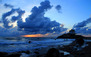 Картинка природа побережье небо тучи море камни берег здание