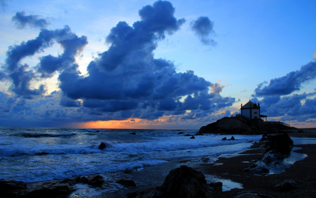 Обои картинки фото природа, побережье, небо, тучи, море, камни, берег, здание