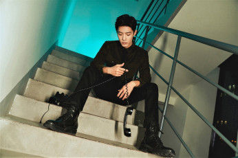 Картинка мужчины xiao+zhan актер лестница подъезд телефон